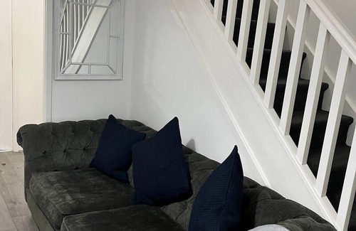 Huyton House | Liverpool Hideaway - Modern 3-Bed House