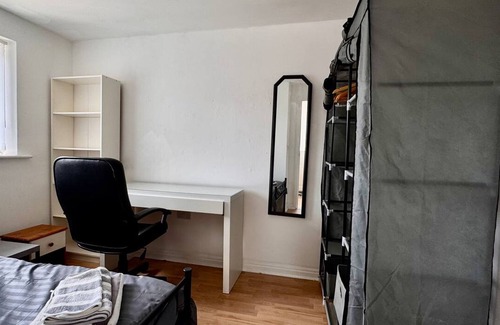 Hunts Cross House | Liverpool Home from Home| Sleeps 4, Free Parking | Pass the Keys