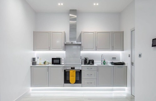Didcot Apartment | LiveStay - Modern Apartment in Didcot*3