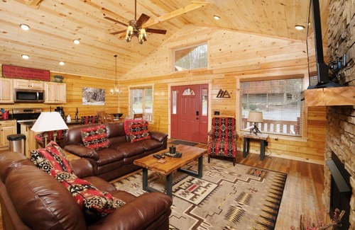 White Oak Lodge Cabin | Livin' Good - Mountain Views & a Hot Tub