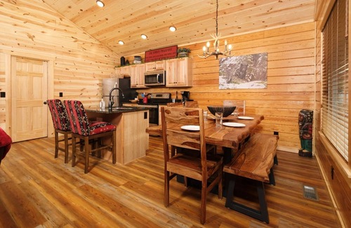 White Oak Lodge Cabin | Livin' Good - Mountain Views & a Hot Tub