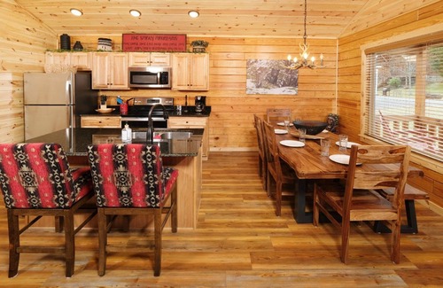 White Oak Lodge Cabin | Livin' Good - Mountain Views & a Hot Tub