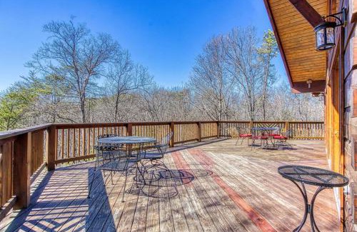 Gatlinburg - Pigeon Forge House | Livin' Lodge, Hot Tub, WIFI, 685 FREE tickets each paid day, Pool Table, WIFI!