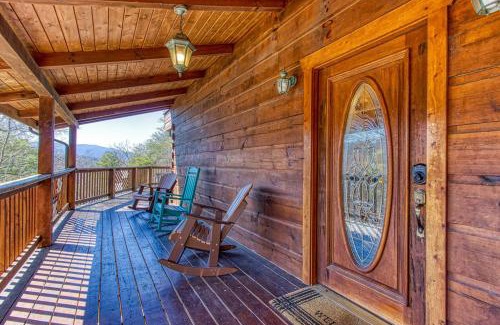 Gatlinburg - Pigeon Forge House | Livin' Lodge, Hot Tub, WIFI, 685 FREE tickets each paid day, Pool Table, WIFI!