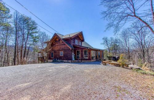 Gatlinburg - Pigeon Forge House | Livin' Lodge, Hot Tub, WIFI, 685 FREE tickets each paid day, Pool Table, WIFI!