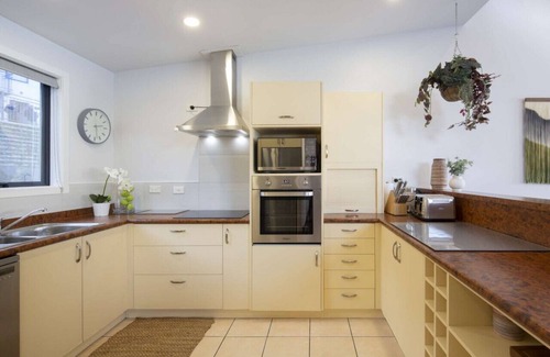 Queenstown House | Livin' on Lake Time | Waterfront home | Spectacular views and convenient to town