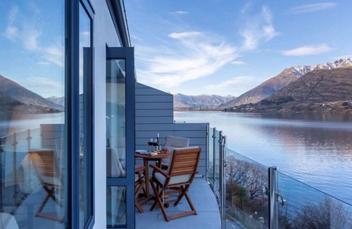 Queenstown House | Livin' on Lake Time | Waterfront home | Spectacular views and convenient to town