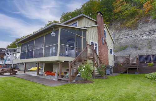 Holcomb Cottage | Livin' on the Edge: Spectacular Waterfront Property