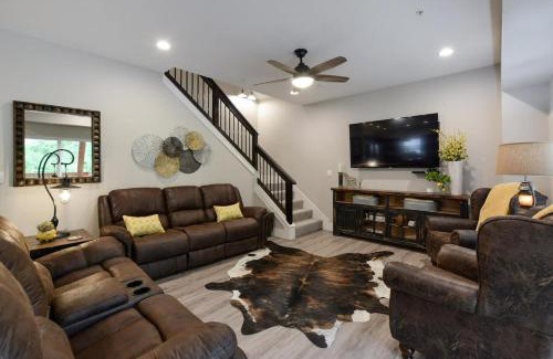 Table Rock House | Livin' The Dream- Indoor Outdoor pool & Private Hot Tub