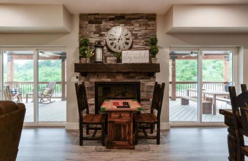 Table Rock House | Livin' The Dream- Indoor Outdoor pool & Private Hot Tub