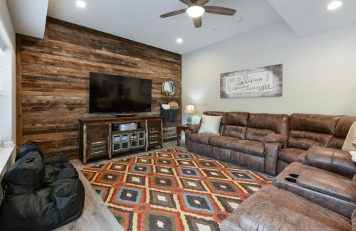 Table Rock House | Livin' The Dream- Indoor Outdoor pool & Private Hot Tub