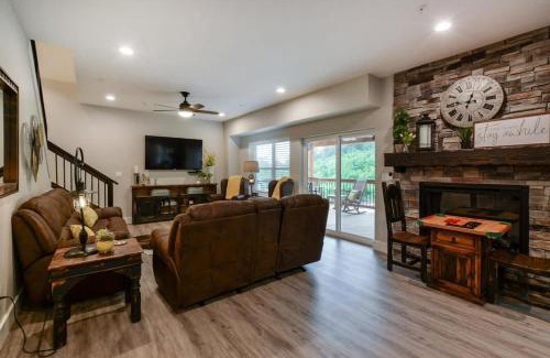 Table Rock House | Livin' The Dream- Indoor Outdoor pool & Private Hot Tub