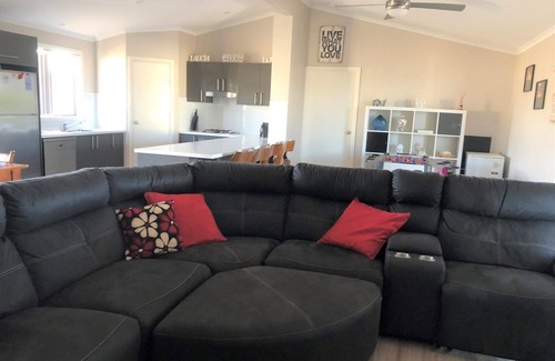 Para Wurlie House | Livin' The Dream ~ Spacious ~ Off Peak Special! WIFI Available