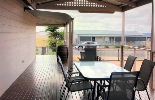 Para Wurlie House | Livin' The Dream ~ Spacious ~ Off Peak Special! WIFI Available