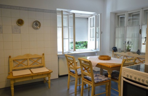 Elisabeth-Vorstadt Apartment | Living in a townhouse 1- 150 squyard non smoking apt, quiet and central