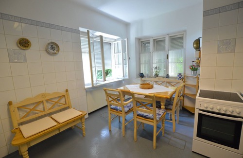 Elisabeth-Vorstadt Apartment | Living in a townhouse 1- 150 squyard non smoking apt, quiet and central