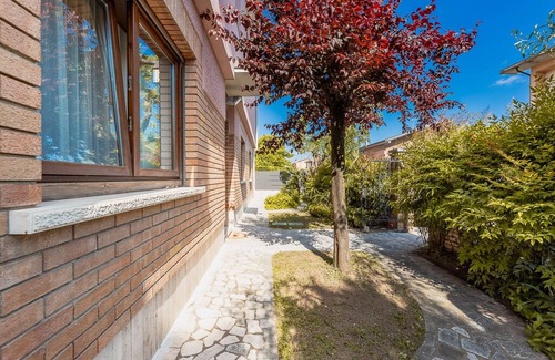 Povegliano Veronese Apartment | Living in Art * Near The Airport, Wi-Fi, Netflix and Garden