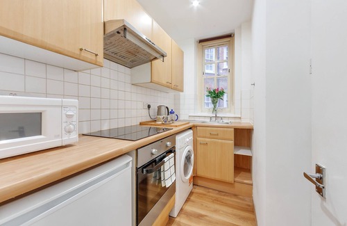 St. Johns Wood Apartment | Living in the Heart of London: Your Perfect Urban Retreat.