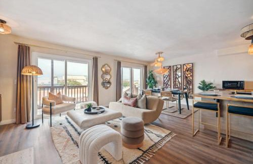 La Jolla House | Living Lux in La Jolla - Beach - AC - Shops
