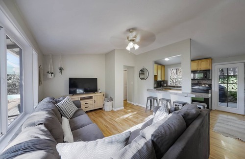 Bass Lake House | Living on the Ledge in Willow Cove