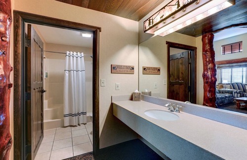 Columbia Hotel | Living Room w/Fireplace! Suite Mini Premier, Stoney Creek Columbia