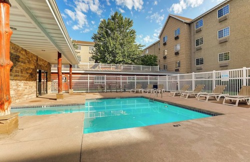 Columbia Hotel | Living Room w/Fireplace! Suite Mini Premier, Stoney Creek Columbia