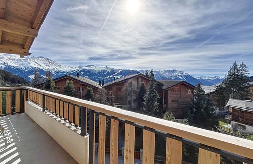 Verbier Apartment | Living room with fireplace, kitchen bar with vitroceram, Nespresso coffeemachine and dishwasher, thr