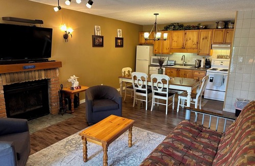 Collingwood House | Living Stone Condo Cozy Family Friendly