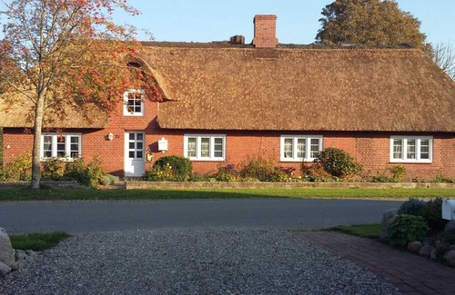 Risum-Lindholm Apartment | Living under a thatched roof, beautiful granny apartment near the North Sea