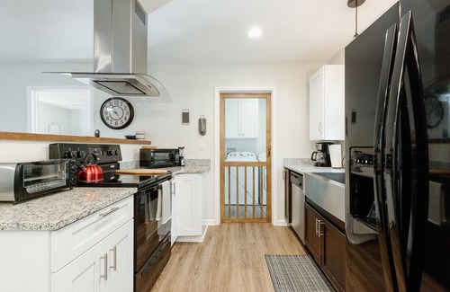 Rutherfordton House | Living Water Retreat #2 - Gorgeous New Farmhouse Retreat - 2 miles to TIEC