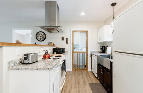 Rutherfordton House | Living Water Retreats #3 - New Cozy Farmhouse Retreat 2 mi. to TIEC