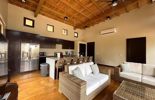 Camp Bay Villa | LIVING WATERS ROATAN CASITA