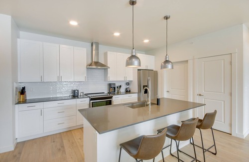 Livingston Condo | Livingston Condo w/Balcony - 2 Mi to Downtown!