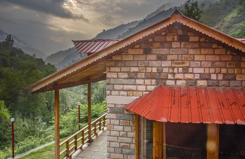 Banjar Cottage | LivingStone River view Cottages in Tirthan valley