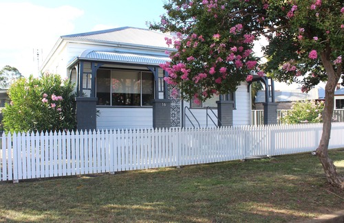 Cessnock Cottage | Livy Lou's Cottage - 3 bedrooms with modern cosy interior, PETS WELCOME!