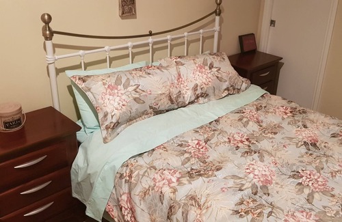 Hastings Bed & Breakfast | Liz on Lowry In Frimley Hastings