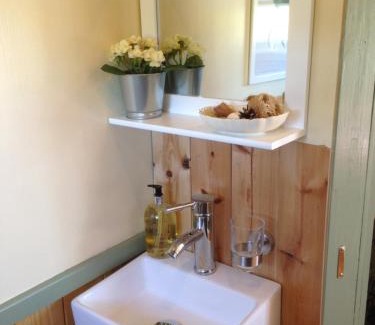 Hallington House | Lizzie off grid Shepherds Hut The Buteland Stop