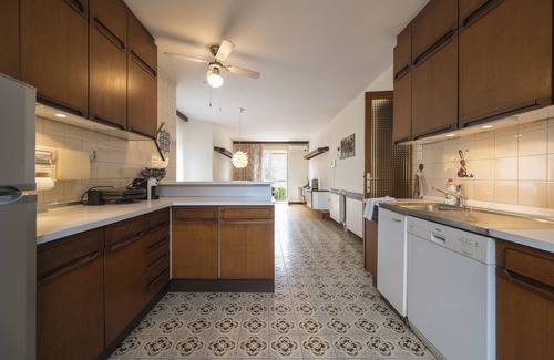 Bezigrad District House | Ljubljana C17: five-bedroom house with a garden & parking