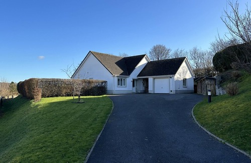 Llansteffan Cottage | Llais Y Mor, A Family, pet friendly home with Coastal Views