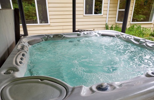 Estacada House | Llama's Creative Home!~Large HotTub~4BR~Dogs ok~Private Garden~Fully Stocked!