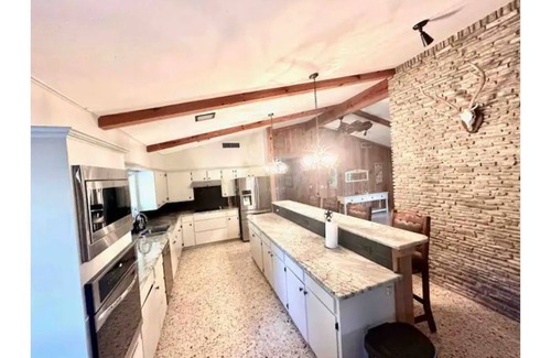 Junction House | Llano River Retreat - 5 bedrooms/4 bathrooms