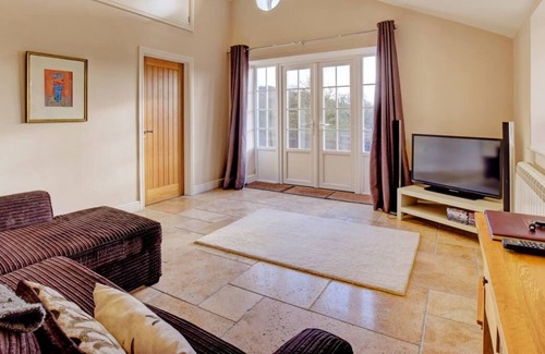 Nantgarw Ski Chalet | Llety Tyn y Coed in the beautiful Cardiff