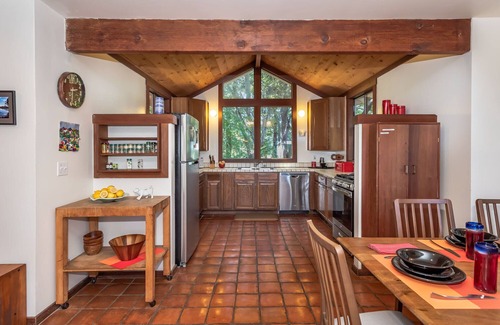 Inverness House | Lloyd's Lookout - spacious 3 bed retreat with stunning bay views