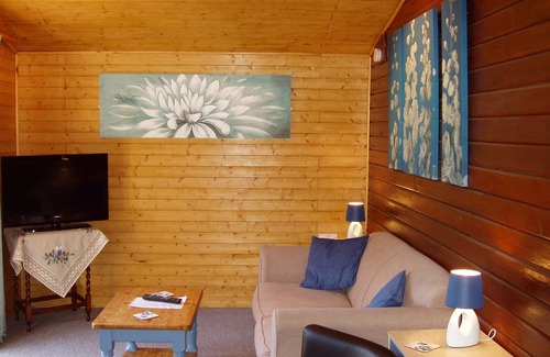 Pontyclun Cabin | Llwynau Farm, Castellau, Llantrisant - 12 Miles From Cardiff