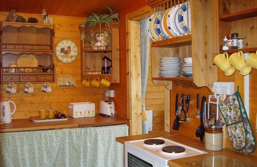 Pontyclun Cabin | Llwynau Farm, Castellau, Llantrisant - 12 Miles From Cardiff
