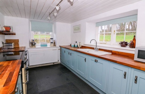 Llandysul Cottage | LLWYNCADFOR FARM, pet friendly, with open fire in Newcastle Emlyn