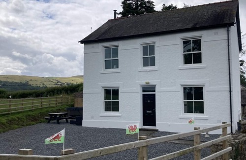 Llangadog House | Llwyncelyn - Three Bedroom House, Sleeps 6