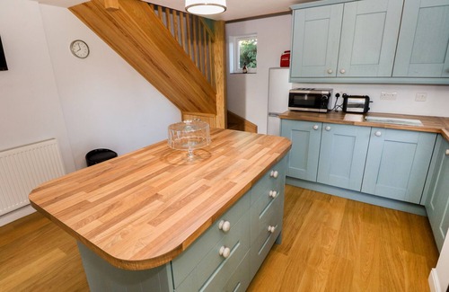 Haverfordwest Cottage | LLYGAD-YR-HAUL, pet friendly, with a garden in Haverfordwest