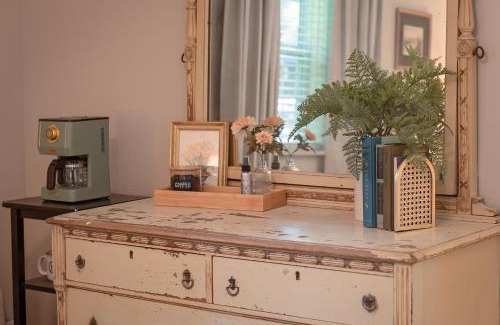 Lookout Mountain Bed & Breakfast | LMI -14- Glenn Falls Room: Summers Dream