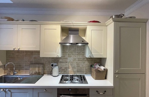 Mile End Apartment | LNDN-EDI133 · Chic Victorian Flat in Private Estate - Mile End!